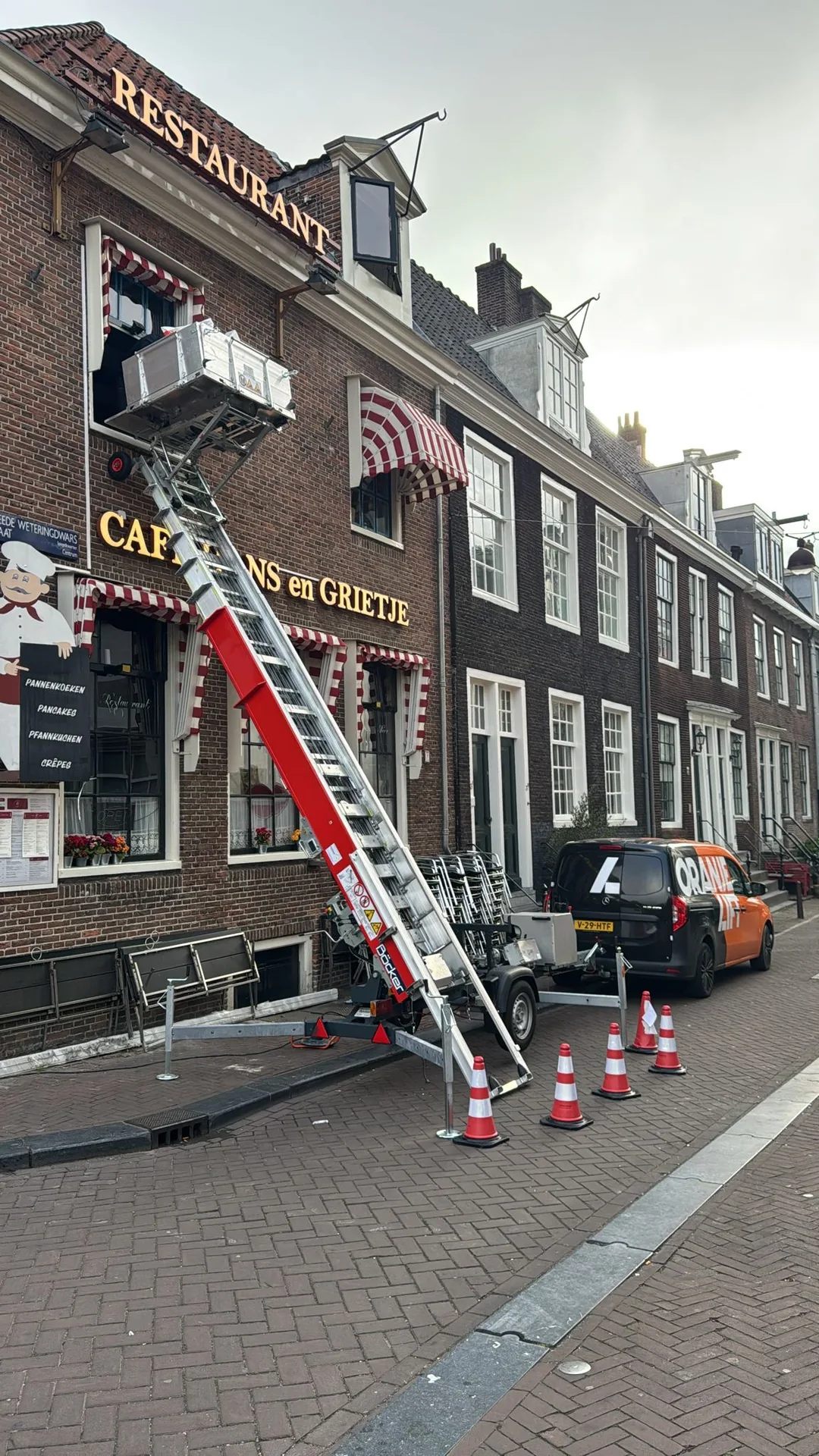 Trailer lift at Amsterdam canal house