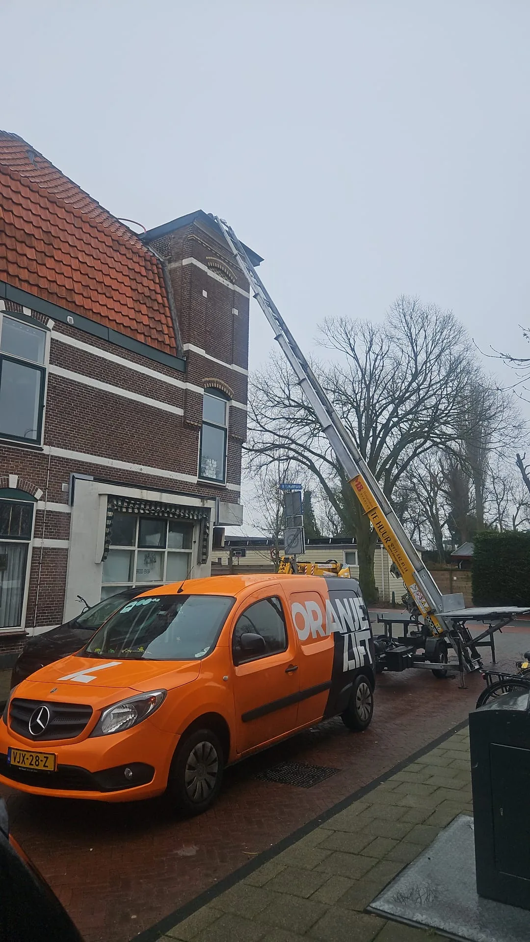 Trailer lift at a residential home for moving
