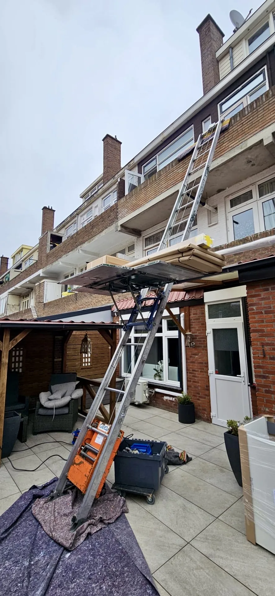 GEDA construction lift in back garden for furniture moving