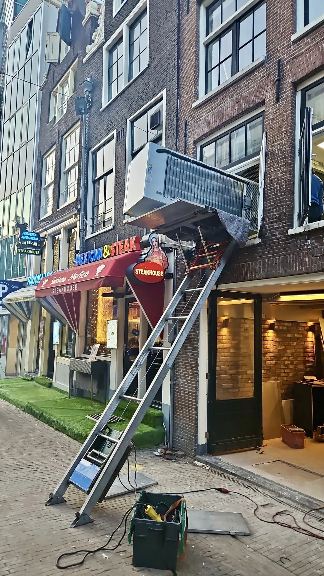 GEDA lift in narrow Amsterdam alley