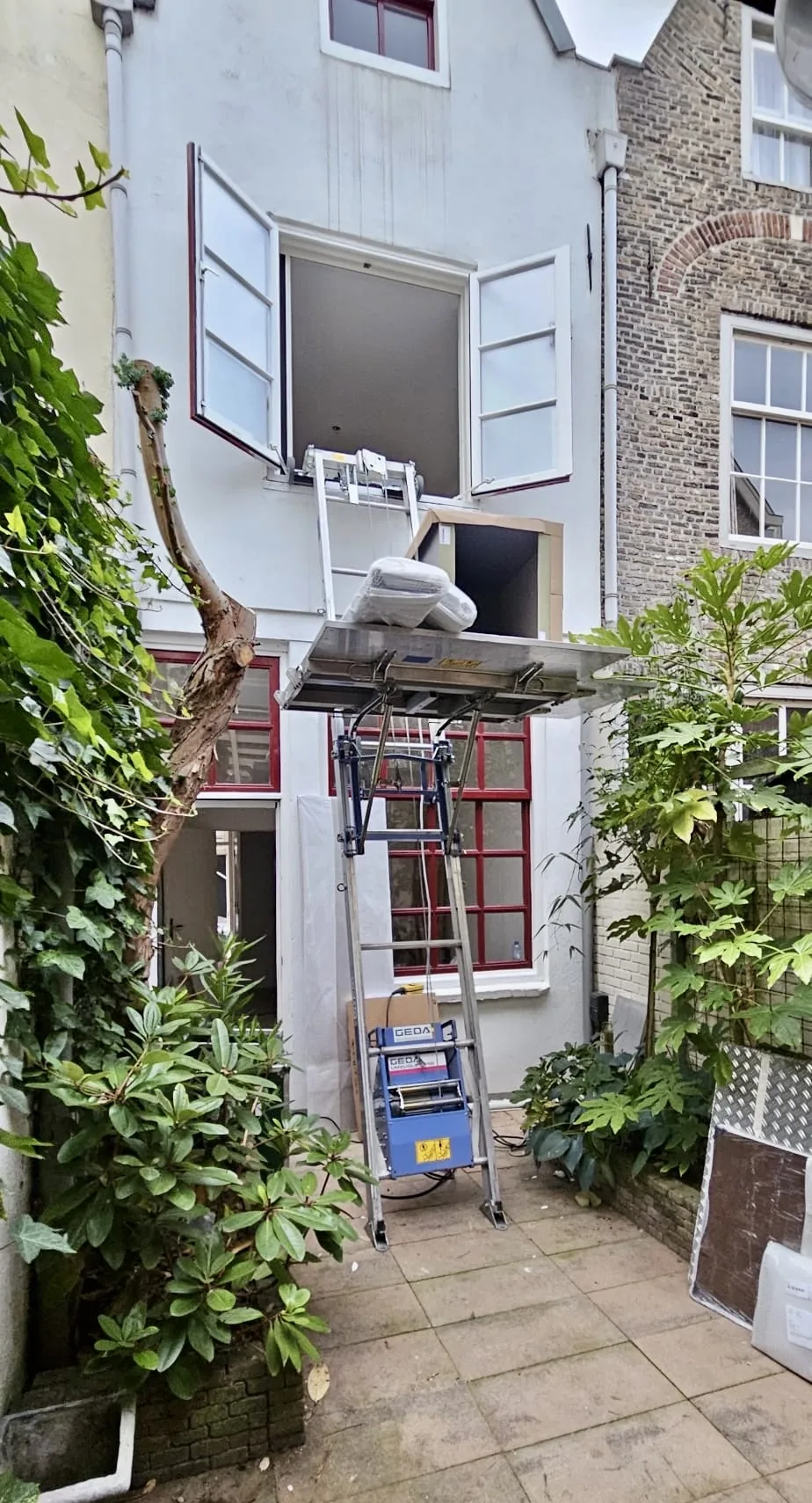 GEDA lift assembled in Amsterdam backyard